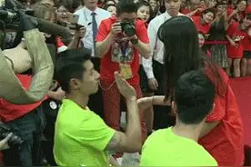 张继科：“这抱不抱啊！？”马龙：哎呀，你随意我不看你就是了图片