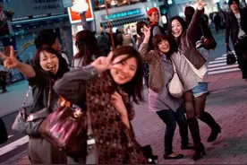夜幕下的日本妹子图片