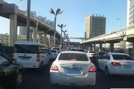 开学第一天，乌鲁木齐道路堵成马！图片