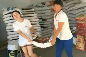 能帮助父母干农活的乡村姑娘，她们既漂亮，又善良！图片