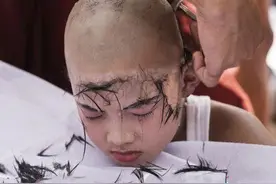实拍泰国男童剃度全过程：只为纪念“王子”，终身入寺为僧图片