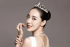 “梅超风”米露美丽纯白婚纱照，展现个性幸福写真图片