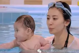 影后章子怡带着7个月的醒醒进行亲子游泳啦！图片