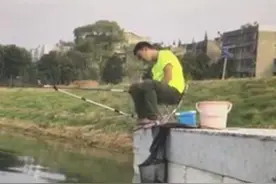 钓个鱼能睡着掉河里，也是一种境界了！图片