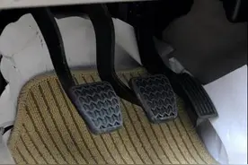 驾校老师傅不传之秘 踩离合器是一脚还是两脚？图片