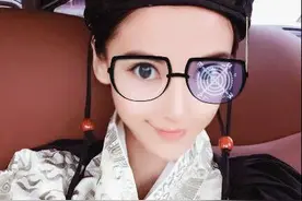 angelababy晒动漫大头贴，为美颜相机代言，完败网红图片