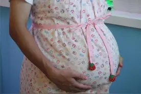 媳妇预产期还有5个月，婆婆竟也怀孕了，全家疯了！图片