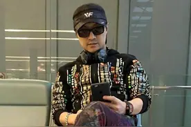 汪峰发微博晒耳机 这明明晒的是iPhone7Plus图片