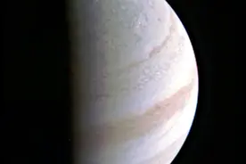 朱诺号首次近距离掠过木星极点图片