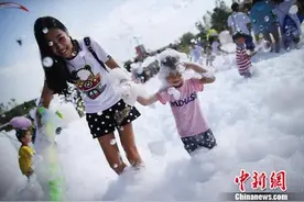 南京“亲子泡泡跑”欢乐开趴图片