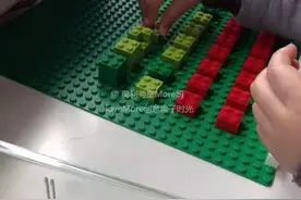 More妹2岁10个月龄记录：乐高新玩法，扑克牌也能学数学！图片