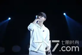 胡夏唱那些年频出错被主办方要求重唱 50万出场费粉丝称有误导图片