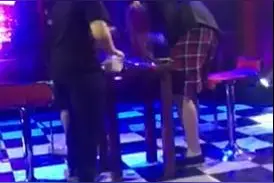 “神曲”天后王蓉又闯祸了 砸伤主持人还在笑？图片