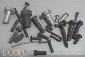 路上的铁钉哪里来？村民：或是施工遗留图片