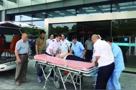 南通骨科医生坐诊忙 父亲骨折后默默排队治疗图片