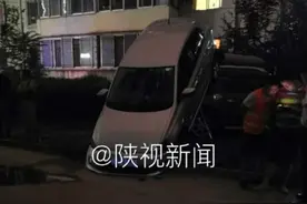 女司机错把油门当刹车 倒车开到别人车顶上图片