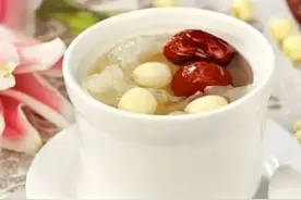 秋天也要吃甜品 | 银耳莲子红枣羹图片