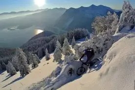 骑行大片：世界顶级山地车手的下雪天图片