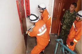两小孩被反锁家中 “开锁王”也无能为力图片
