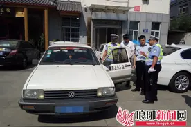“公车”停在饭店门口 李鬼遇上李魁被警察带走了图片