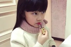 女儿偷偷模仿麻麻时，总有趣事发生图片