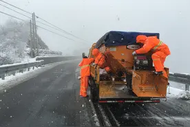 四明山区风雪渐大 记者随电力人员冒雪进山巡线图片