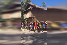 实拍菲律宾独特搬家方式，数十大汉背着房子街上走图片