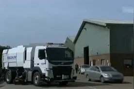 扫垃圾车是如何工作的，这一辆洒水扫地两用图片