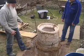 国外老大爷在院子里搭建筒状泥炉，可以用来做馕坑肉，想想都馋了图片