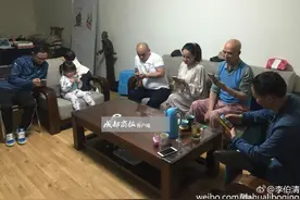 小红点红了！男神李伯清发话：死娃娃些莫老耍手机 抬起头！图片