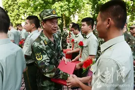 献青春忠诚无悔 别警营扬帆远航图片