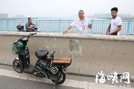 福州橘园洲大桥女骑手翻栏跳桥 至今仍未找到图片