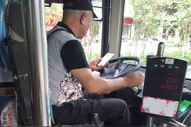 107路司机边开车边玩手机 车队长：若属实将处罚图片