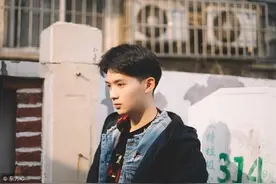 小说：被富家女撬走男友我正哭泣，她有钱老爹把我摁楼梯接吻图片