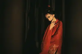 小说：手机话筒声音很大，听声音倒是像个沉稳有腔调的男士。图片