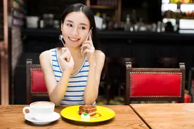 小说：他起身的时候，仿佛看着一堆垃圾，手指用力掐着我的下颌骨图片
