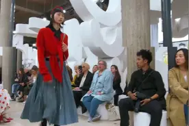miumiu2019春夏，miumiu少女的时装秀视频封面