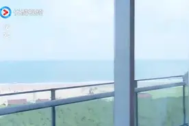男子骗妻子过二人世界，到房间妻子看见床上的东西，直接被吓跑了视频封面