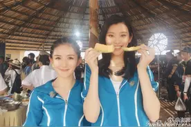 谢娜与奚梦瑶合影，鱼尾纹和脚丫亮了，网友：你身后是张杰吗？图片