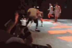 哈登手痒上场怒怼赵强，结果惨遭掏球+运球失误（GIF)图片