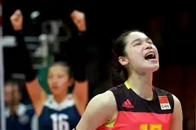 女排最佳自由人父亲守工地宿舍看女儿夺冠 夺冠一刻哭了图片