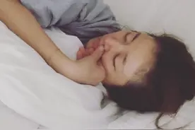 谁的睡姿最美？林心如挖鼻孔，赵丽颖连睡觉都好萌！图片