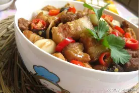 秋冬炖菜——油豆腐炖五花肉图片