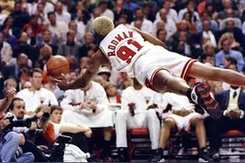 组图：NBA球星飞身救球  大虫居首韦德科比上榜图片