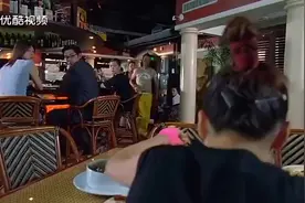 美女到底有多饿点一大桌子菜，直接用手抓着吃，看那吃相很吓人视频封面