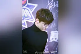 白敬亭眼镜照曝光，又斯文又man，右眼角的泪痣苏炸！图片