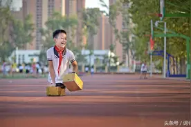 无腿少年上学的一天图片