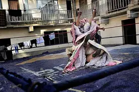 女子摔跤，穿裙子暴打男选手，男子被打的求饶图片