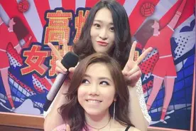 邓紫棋与惠若琪合影遇尴尬 两人弯腰瞪眼照引网友爆笑图片