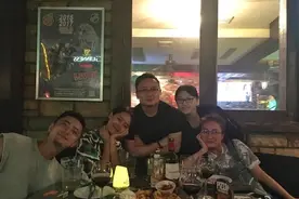 吴昕中秋与好友聚餐丸子头似邻家小妹素颜美，不见快乐大本营众人图片